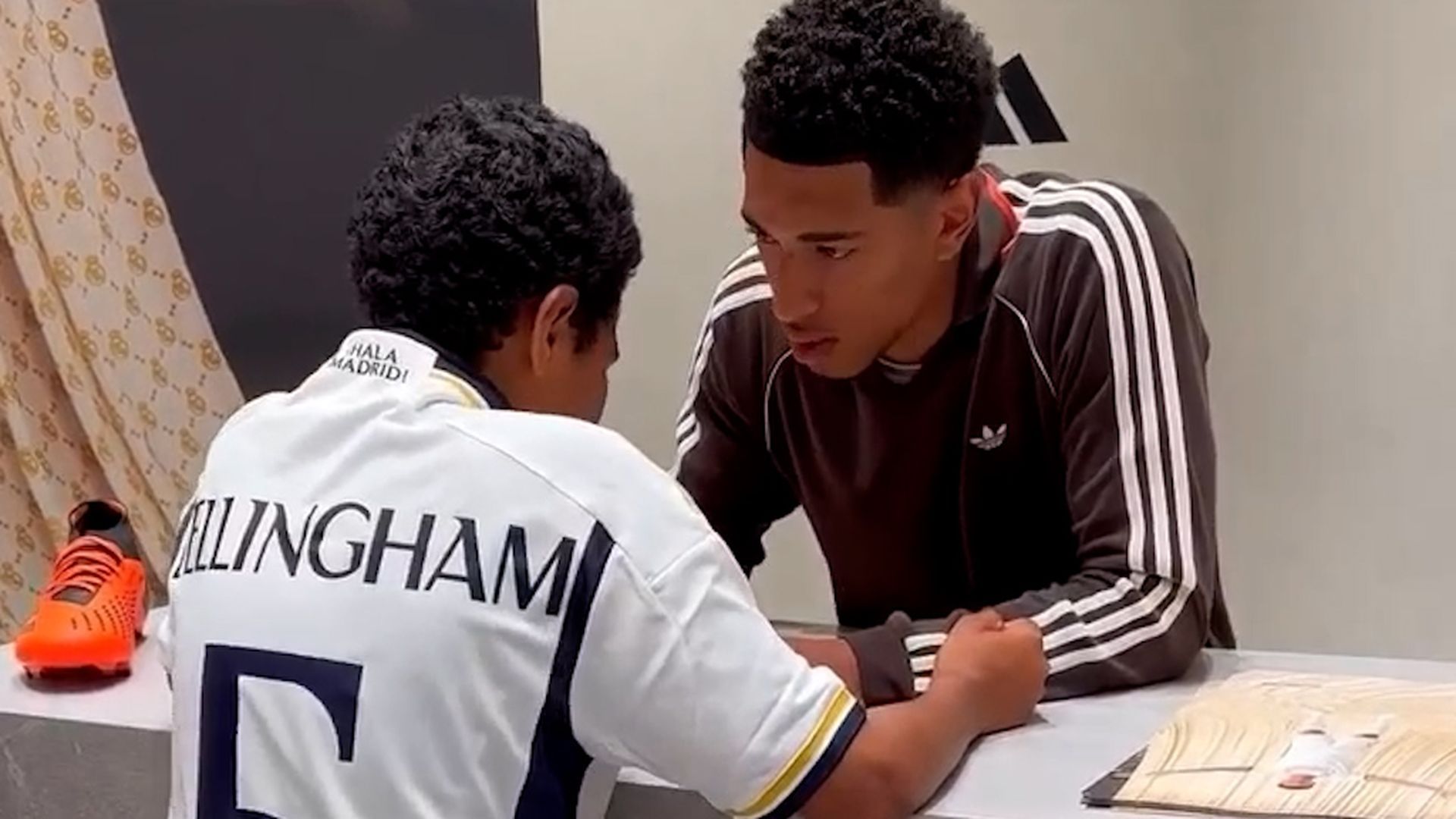 bellingham_regala_camisetas_del_real_madrid_en_su_ciudad_natal.jpg