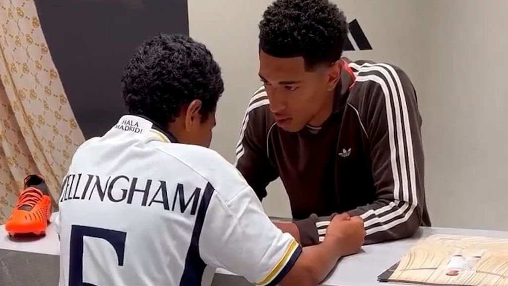 (Mediaset) Bellingham regala camisetas del Real Madrid en su ciudad natal