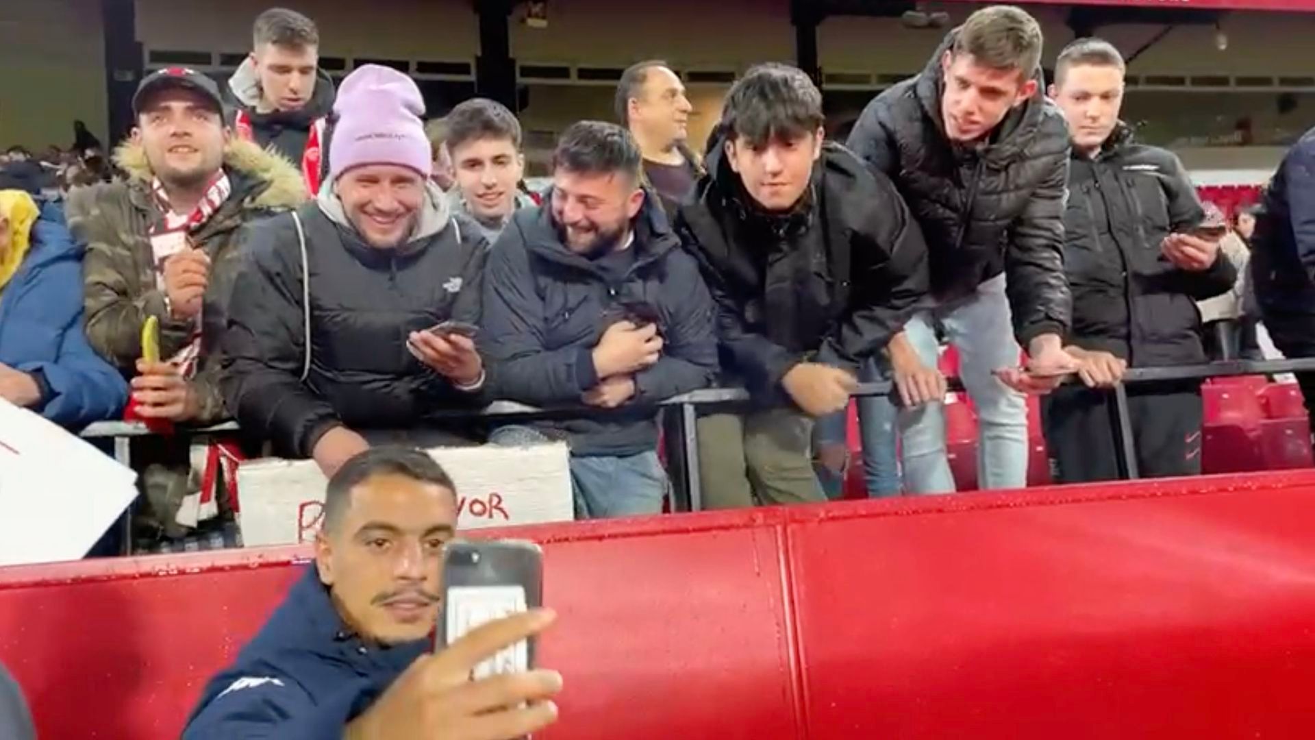 ben_yedder_se_fotografia_con_los_aficionados_del_sevilla_001.png