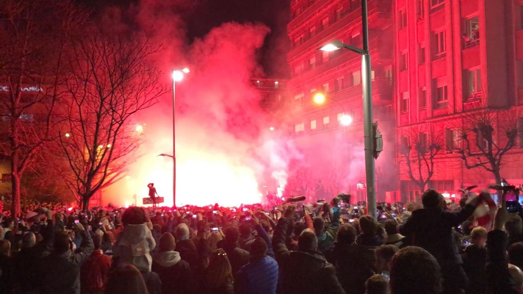 El espectacular recibimiento con bengalas de la afición al Athletic en la previa de La Copa ante el Granada