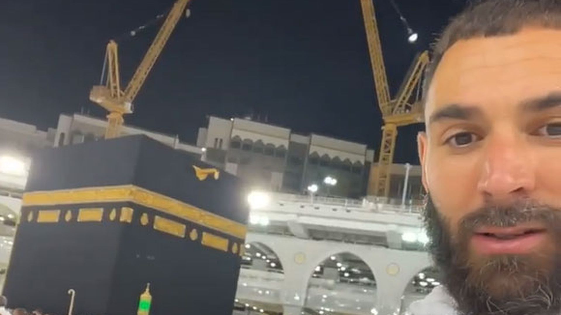 benzema_durante_su_peregrinaje_a_la_meca_001.jpg benzema_durante_su_peregrinaje_a_la_meca_001.jpg