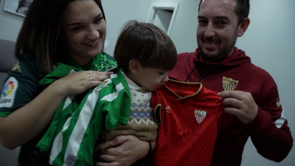 El niño que vive el derbi siendo socio de los dos equipos con tan solo dos años