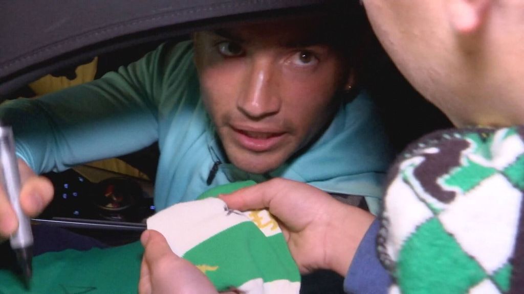 La salida del Chimy Ávila del Villamarín, entre vítores y broncas por su coche: “Cuidado con la rueda”