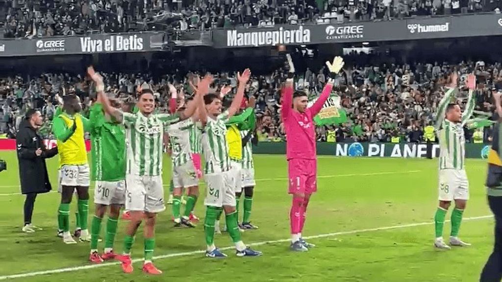 La celebración de los jugadores del Betis con la afición tras ganar al Atleti