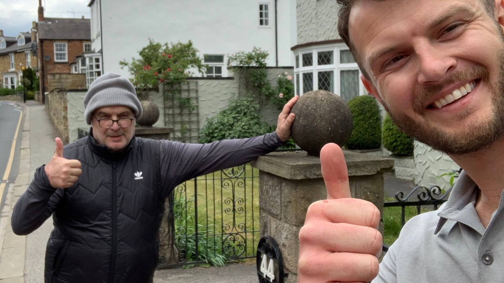 bielsa_se_fotografia_con_un_aficionado_del_leeds_united_manteniendo_la_distancia_de_se_001.jpg bielsa_se_fotografia_con_un_aficionado_del_leeds_united_manteniendo_la_distancia_de_se_001.jpg