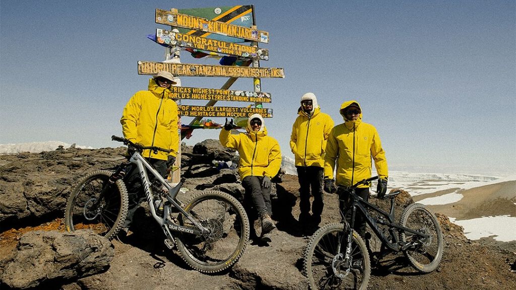 Daniel Cristancho desciende el Kilimanjaro en bicicleta por su madre: "Es mi manera de darle las gracias"