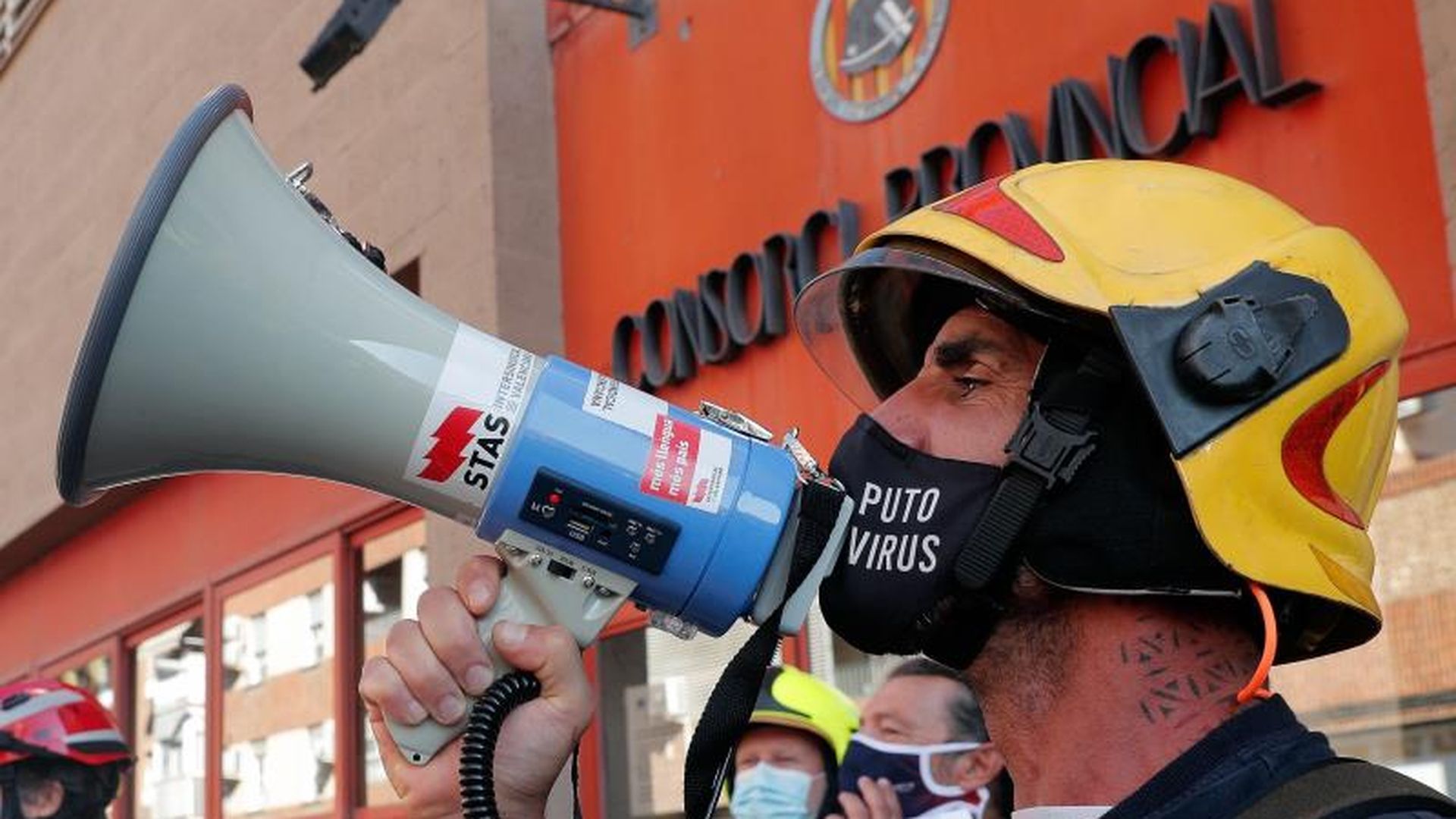 bomberos_con_mascarillas_durante_una_protesta_foto_efe.jpeg