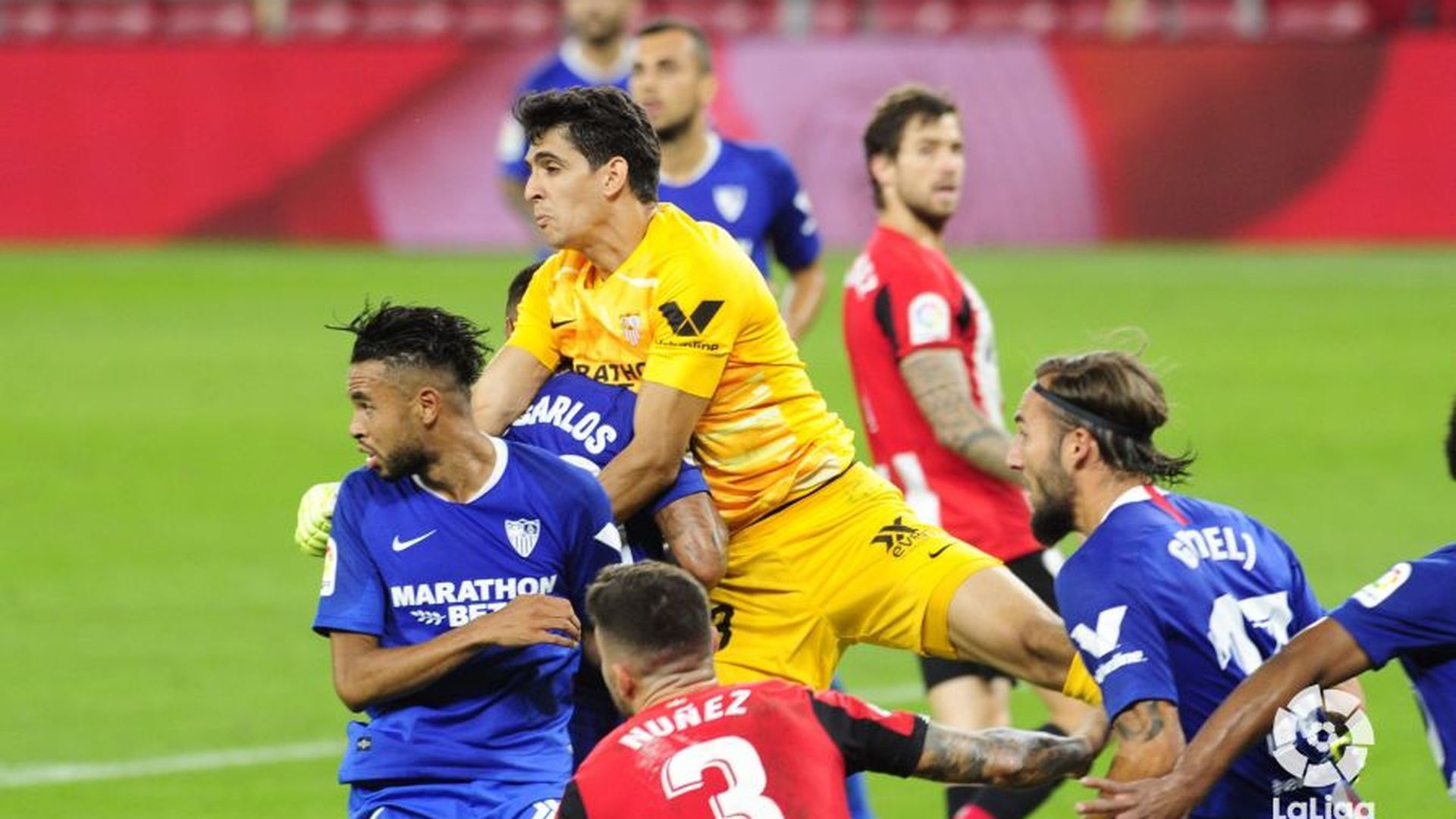 bono_despeja_de_punos_en_el_athletic_sevilla_foto_laliga.jpeg