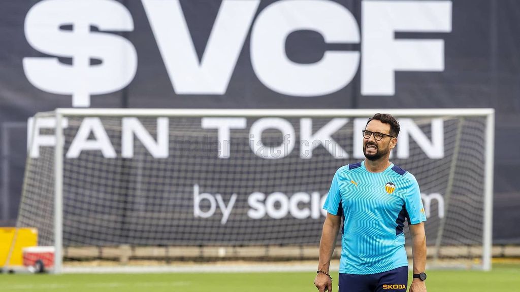 El espectáculo de Bordalás en el entrenamiento del Valencia en Paterna: "A ver si voy a tener que llamar un taxi"