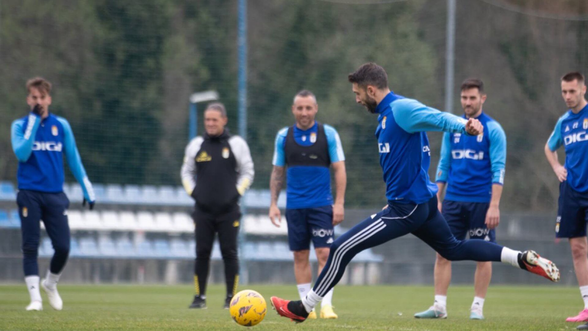 borja_baston_durante_un_entrenamiento_del_real_oviedo_foto_x.jpeg