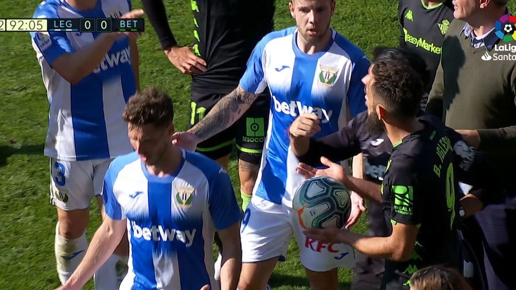 Leganés - Real Betis: La expulsión de Borja Iglesias (Jornada 24)