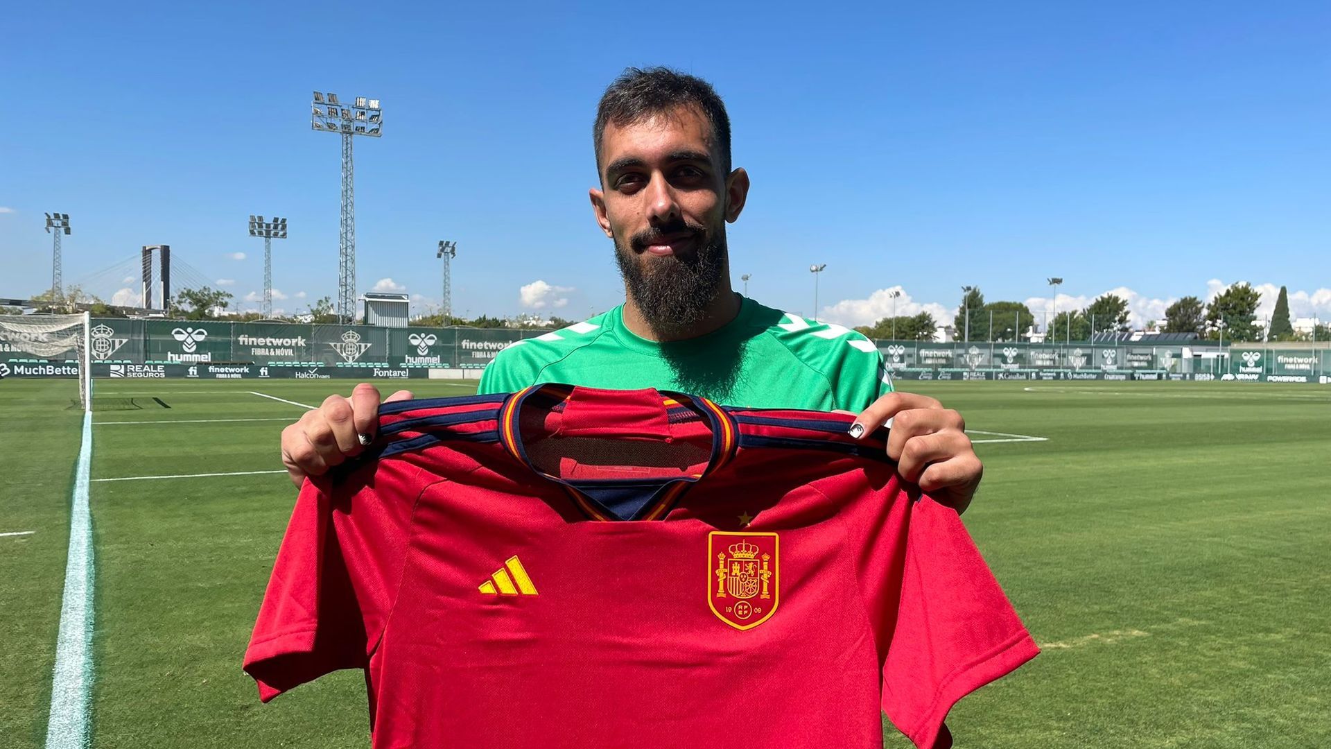 borja_iglesias_posa_con_la_camiseta_de_la_seleccion_foto_kiko_hurtado_002.jpeg borja_iglesias_posa_con_la_camiseta_de_la_seleccion_foto_kiko_hurtado_002.jpeg