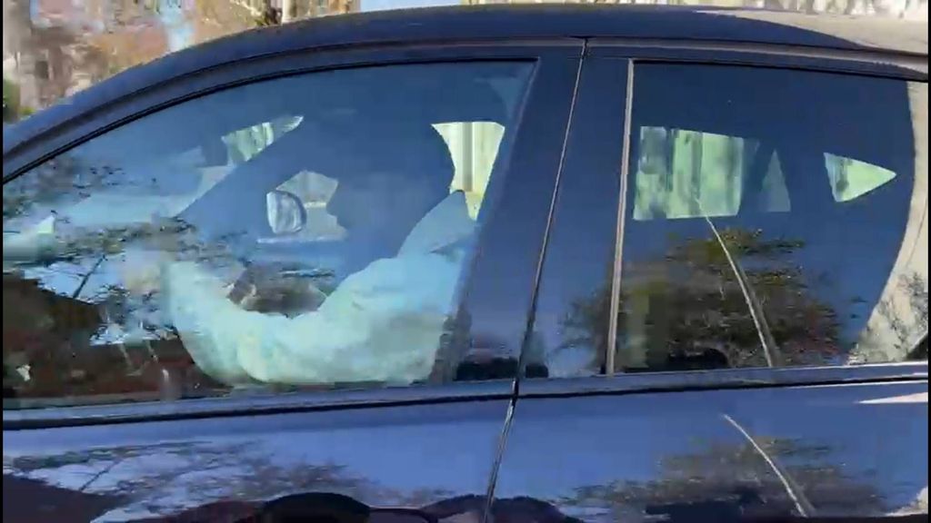 Borja Iglesias sale el primero de la sesión de entrenamiento y sin pararse con los aficionados