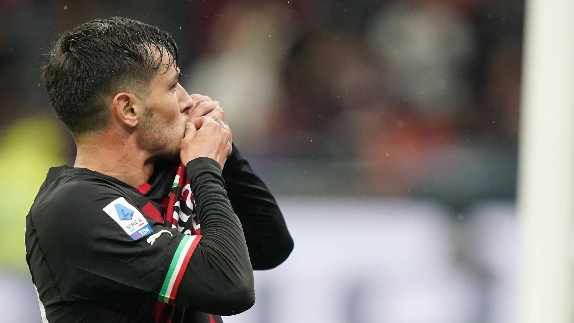 brahim_besa_el_escudo_del_milan_001.jpg brahim_besa_el_escudo_del_milan_001.jpg