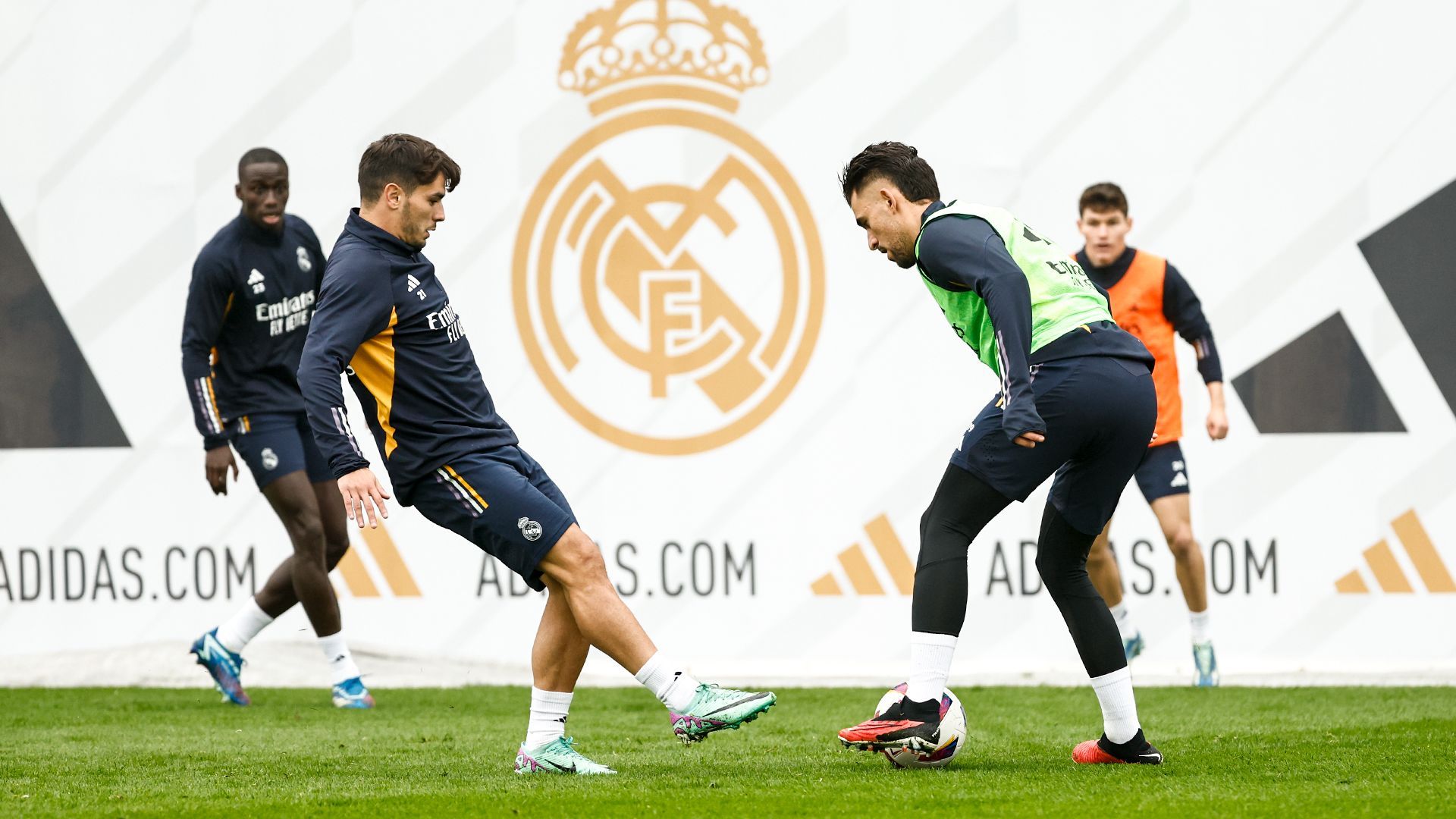 brahim_diaz_ante_dani_ceballos_en_una_sesion_del_real_madrid_foto_rm_001.jpg brahim_diaz_ante_dani_ceballos_en_una_sesion_del_real_madrid_foto_rm_001.jpg