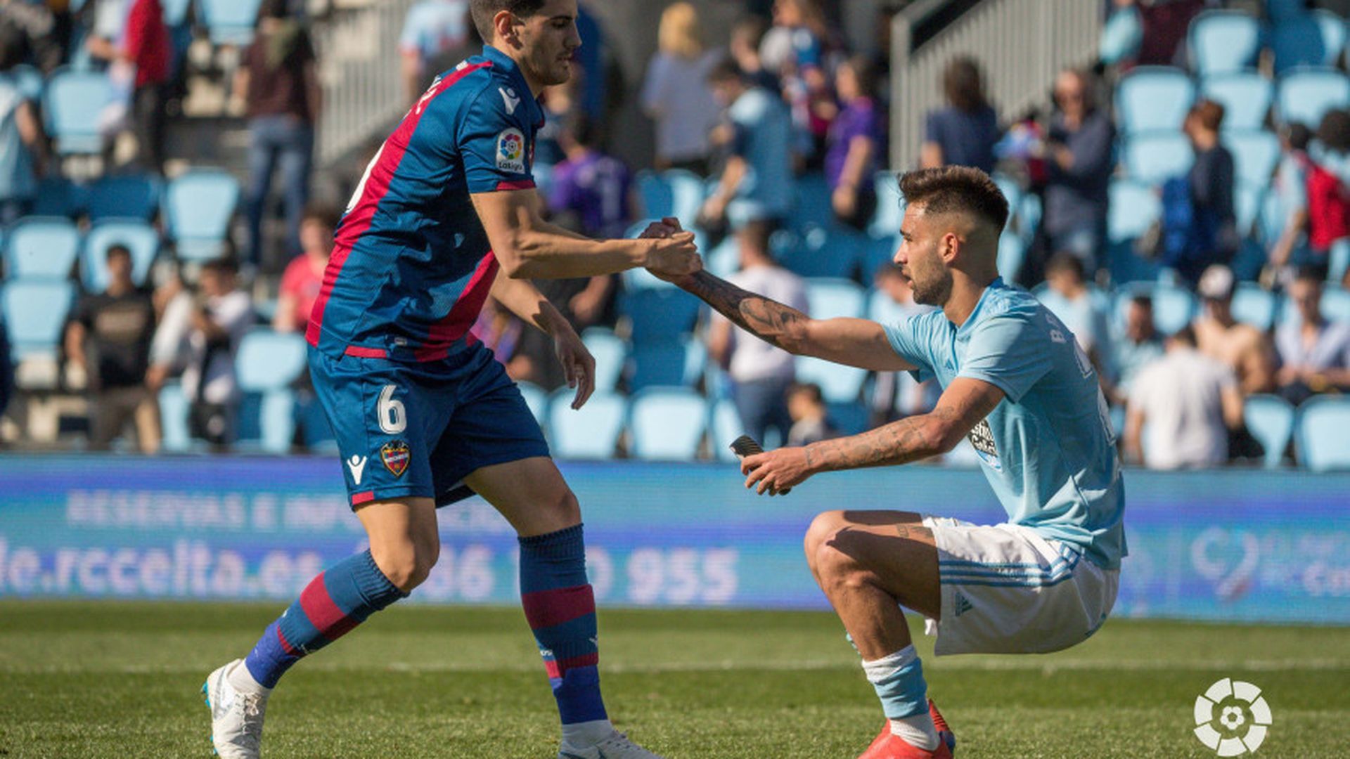 brais_mendez_ayudado_por_un_jugador_del_levante_tras_el_partido_foto_laliga_001.jpg
