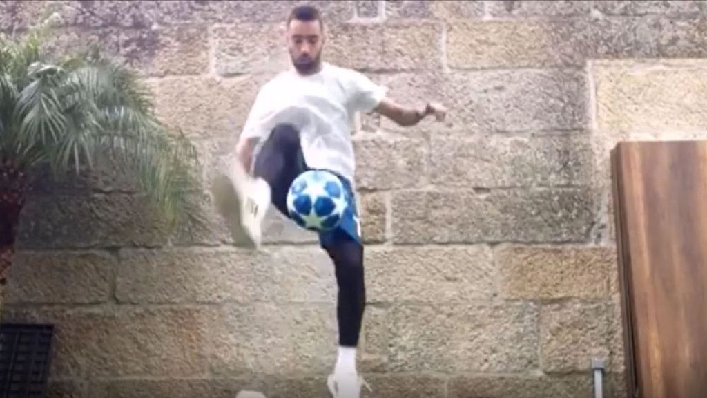 El 'freestyle' de Brais Méndez en el jardín de casa