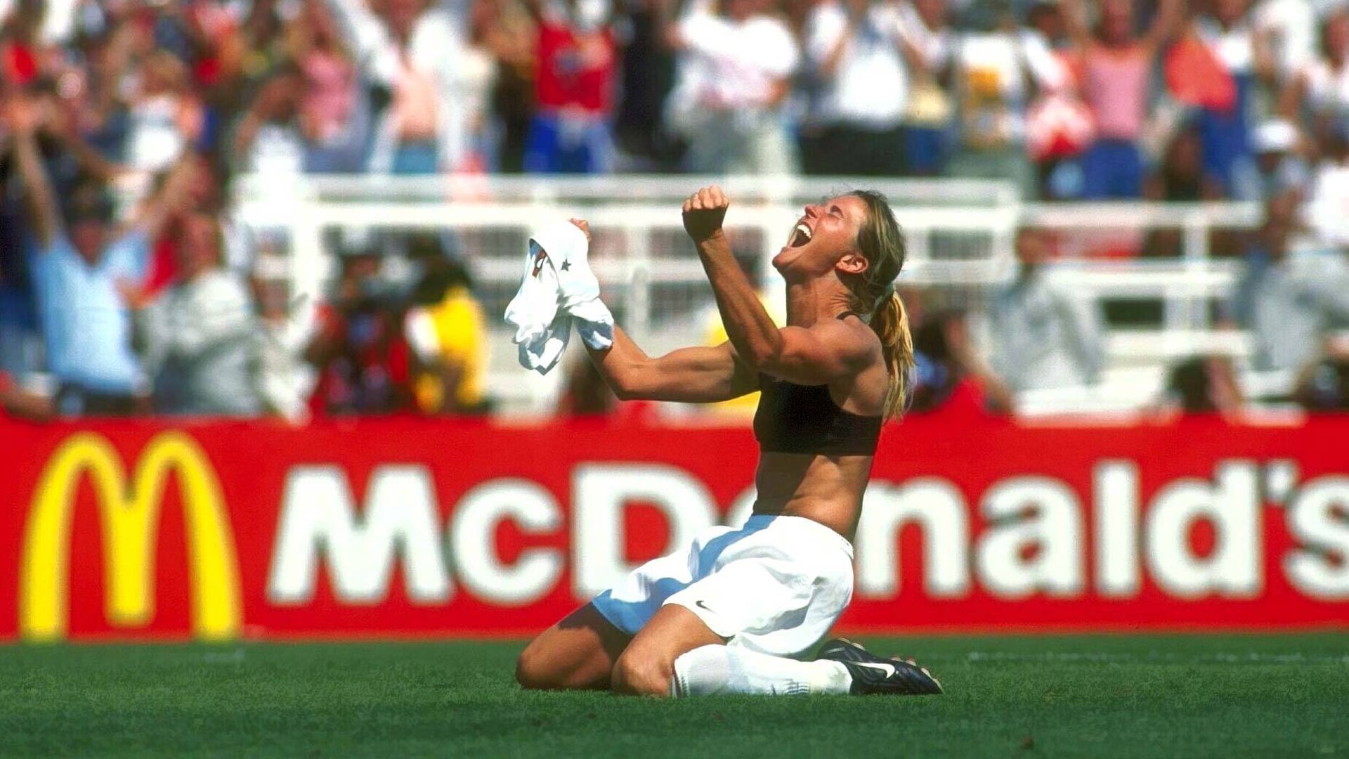 brandi_chastain_celebrando_sin_camiseta_el_mundial_de_estados_unidos_en_1999_foto_cord.jpg