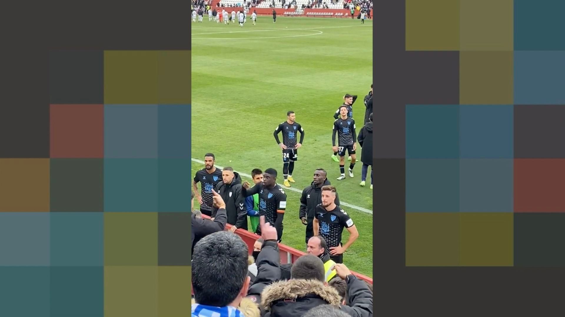 bronca_entre_aficionados_y_jugadores_del_malaga_tras_el_partido_001.png bronca_entre_aficionados_y_jugadores_del_malaga_tras_el_partido_001.png