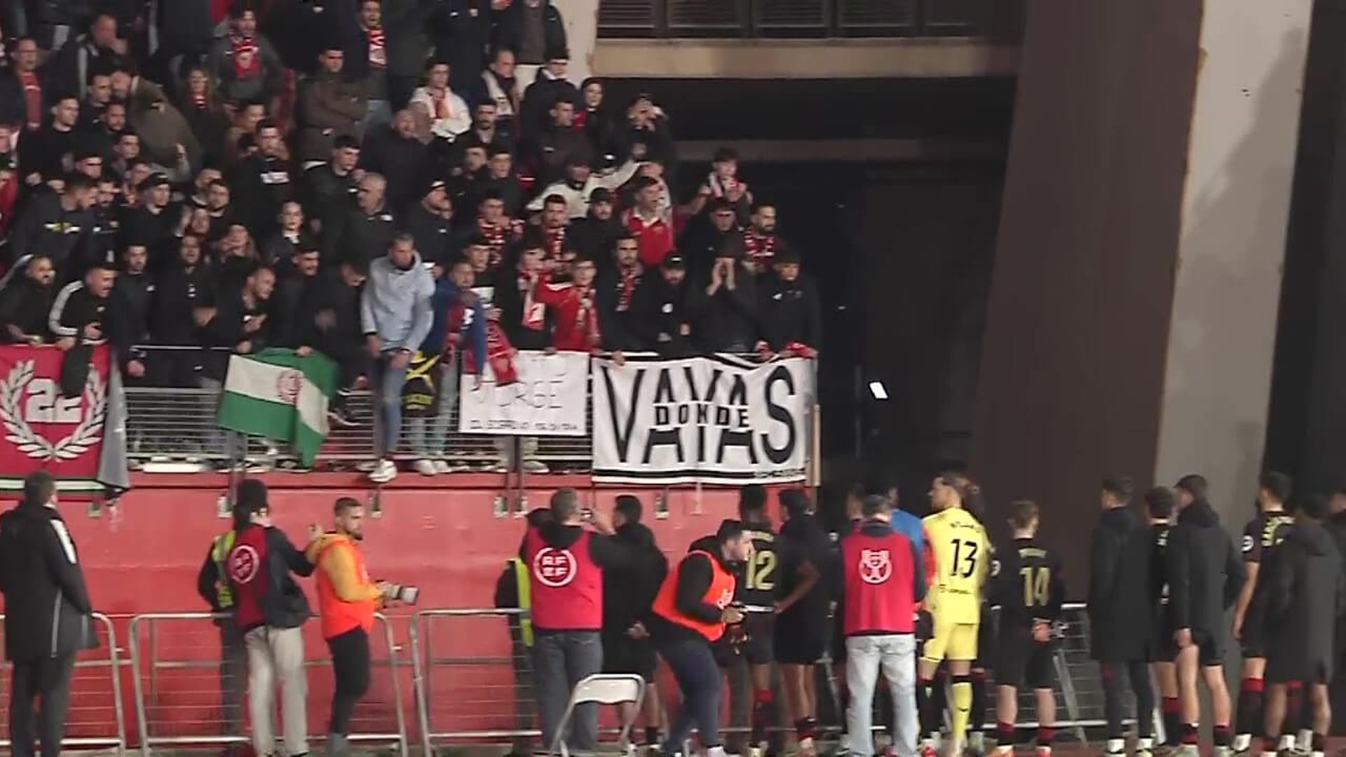 bronca_jugadores_sevilla_eliminados___frame_at_1m56sjpg.jpg bronca_jugadores_sevilla_eliminados___frame_at_1m56sjpg.jpg