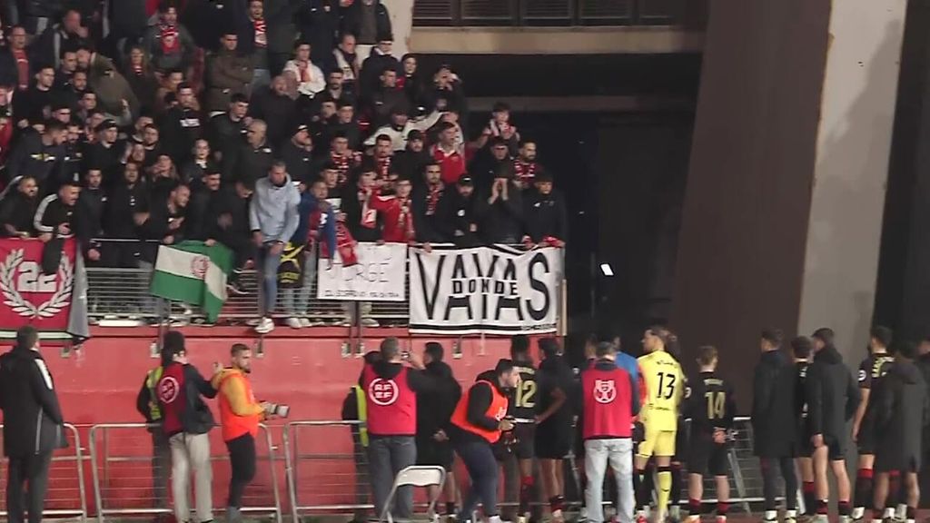 La afición del Sevilla estalla contra los jugadores tras la eliminación en Almería