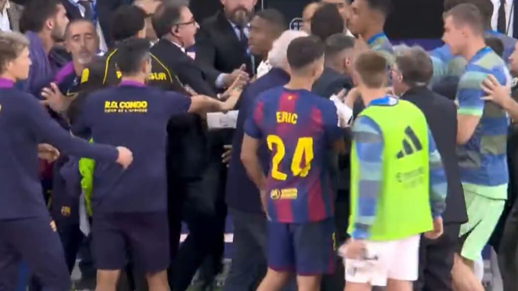 Monumental bronca al final el Clásico con la policía separando a los banquillos de Real Madrid y Barça