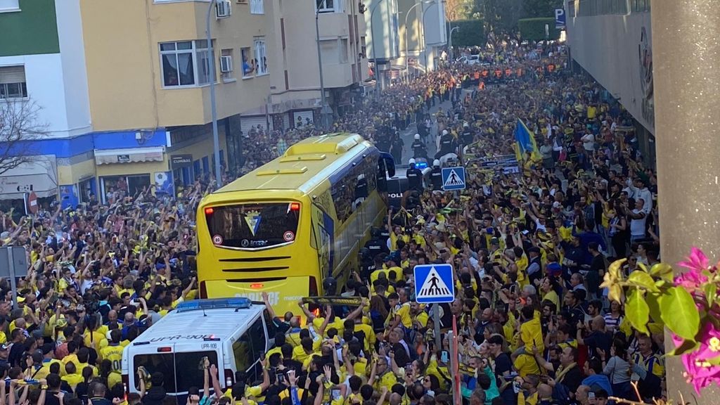 El recibimiento de la afición del Cádiz a su equipo para el partido ante el Real Madrid