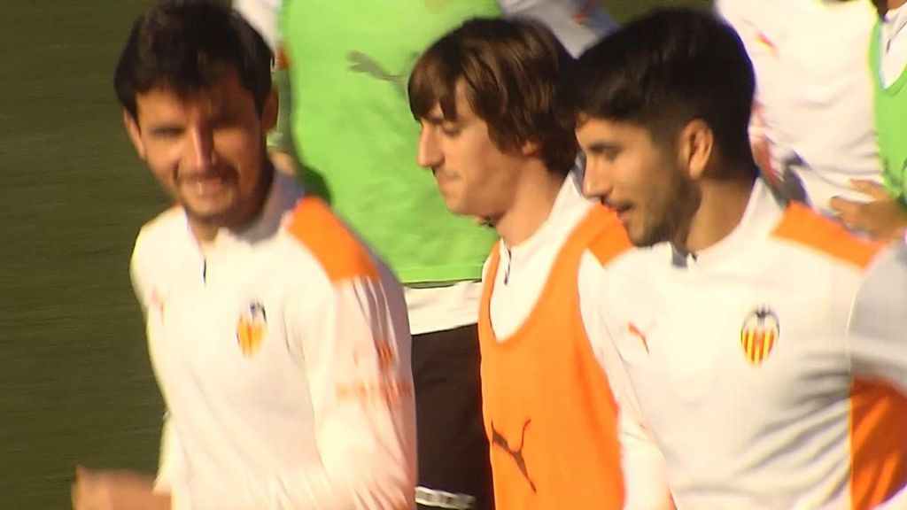 (MEDIASET) Los primeros embajadores de Bryan Gil en el entrenamiento del Valencia: Soler y Guillamón, entre collejas y risas