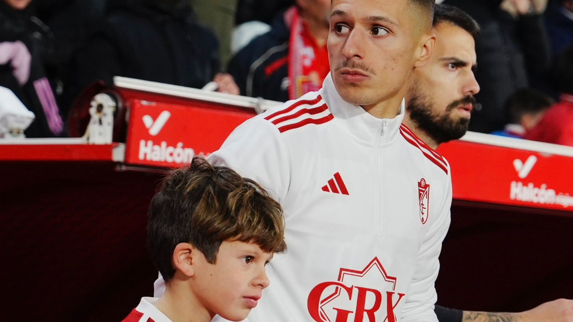 bryan_zaragoza_saltando_al_terreno_de_juego_con_la_sudadera_de_lola_indigo__granadacf_001.jpg bryan_zaragoza_saltando_al_terreno_de_juego_con_la_sudadera_de_lola_indigo__granadacf_001.jpg