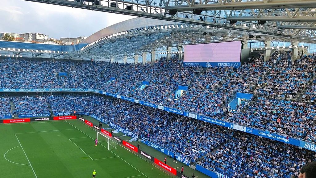 bufandas al viento y bailes en la grada: la fiesta de la afición del Deportivo en Riazor