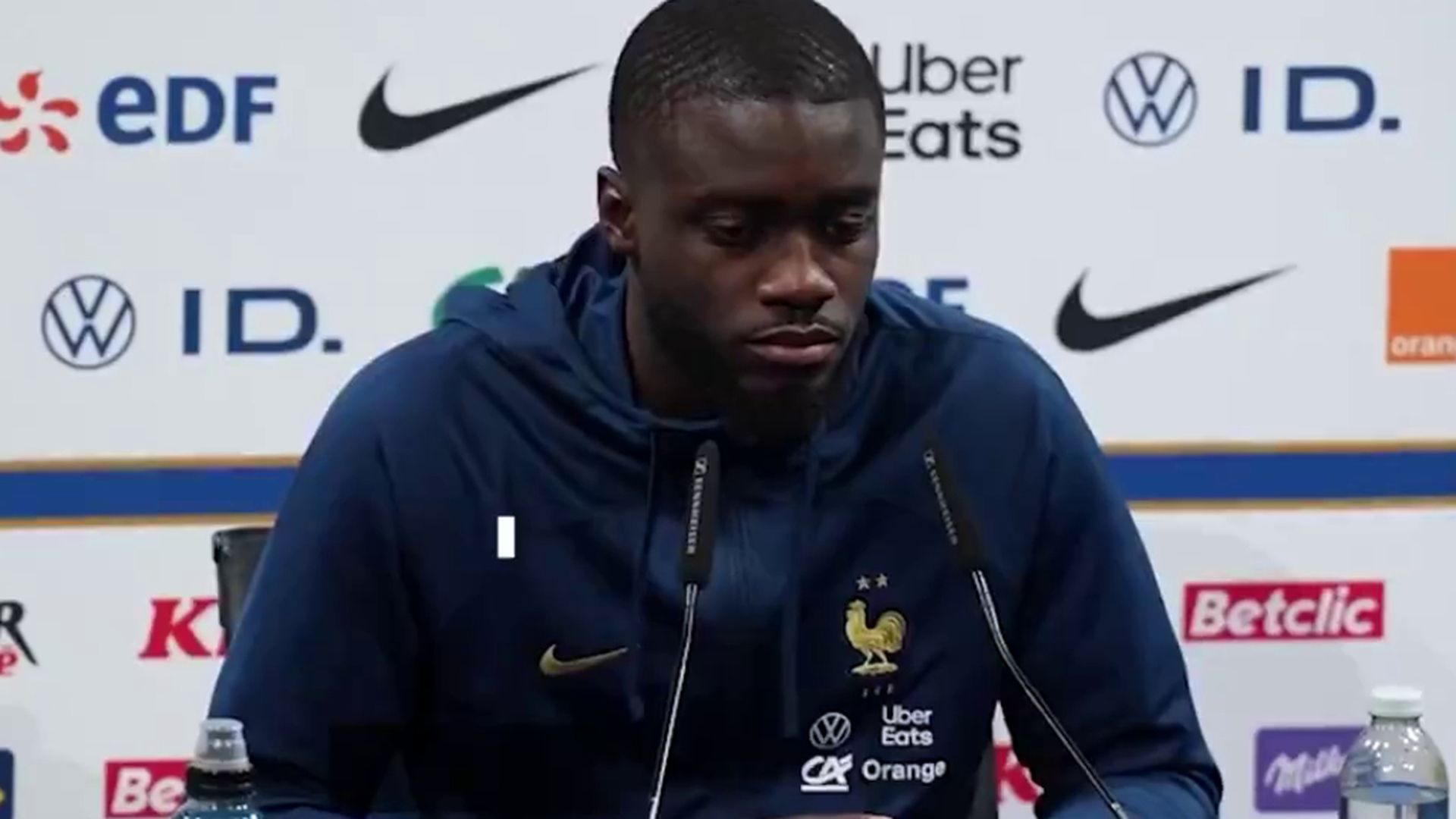 burlas_contra_upamecano_por_tartamudear_en_rueda_de_prensa_cuando_era_pequeno_me_decia_001.jpg burlas_contra_upamecano_por_tartamudear_en_rueda_de_prensa_cuando_era_pequeno_me_decia_001.jpg