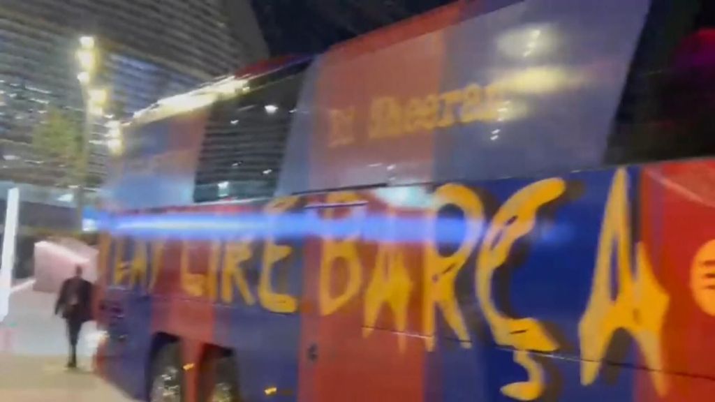 El bus del Barcelona recibe el impacto de objetos en su salida del Santiago Bernabéu
