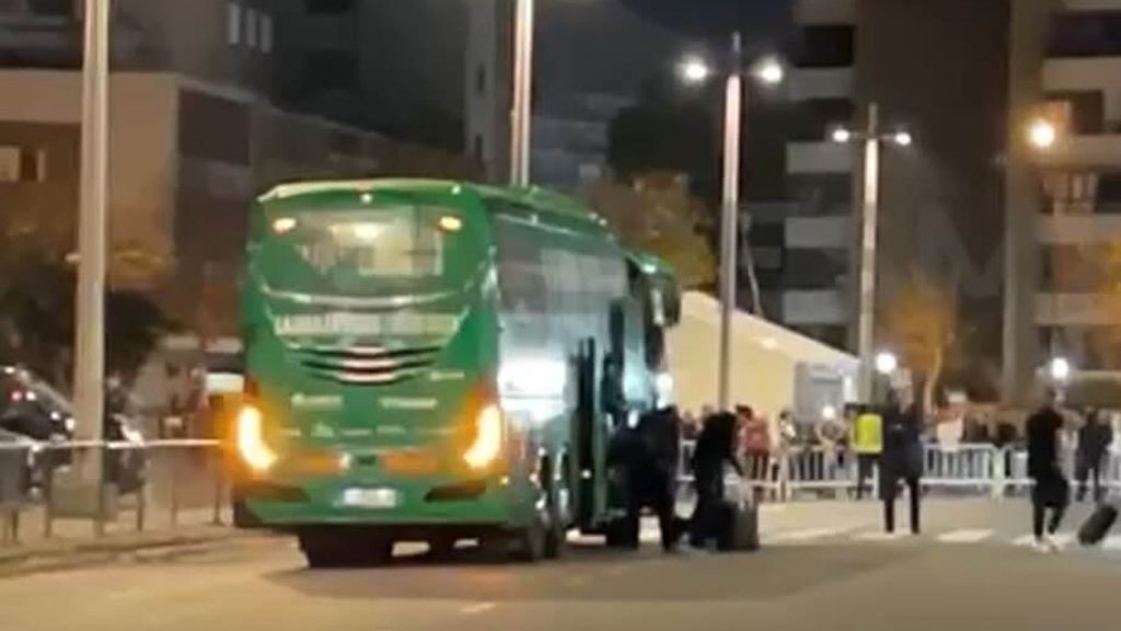 Llegada autobús Betis para el partido con el Helsinki