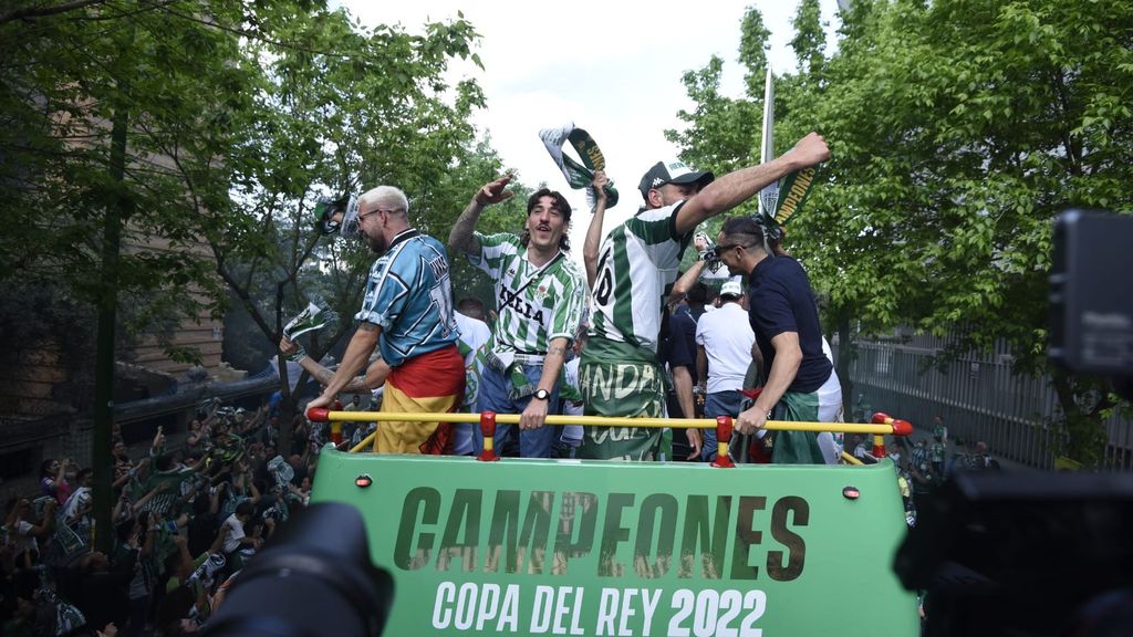 Celebración Real Betis Campeón Copa del Rey 2022: Éxtasis de los jugadores con la afición llegando a Plaza Nueva