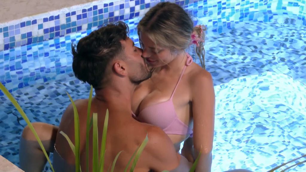 c08b5c7c-1625-4e18-a3ed-56475ebdf884_source-aspect-ratio_default_0 (2)