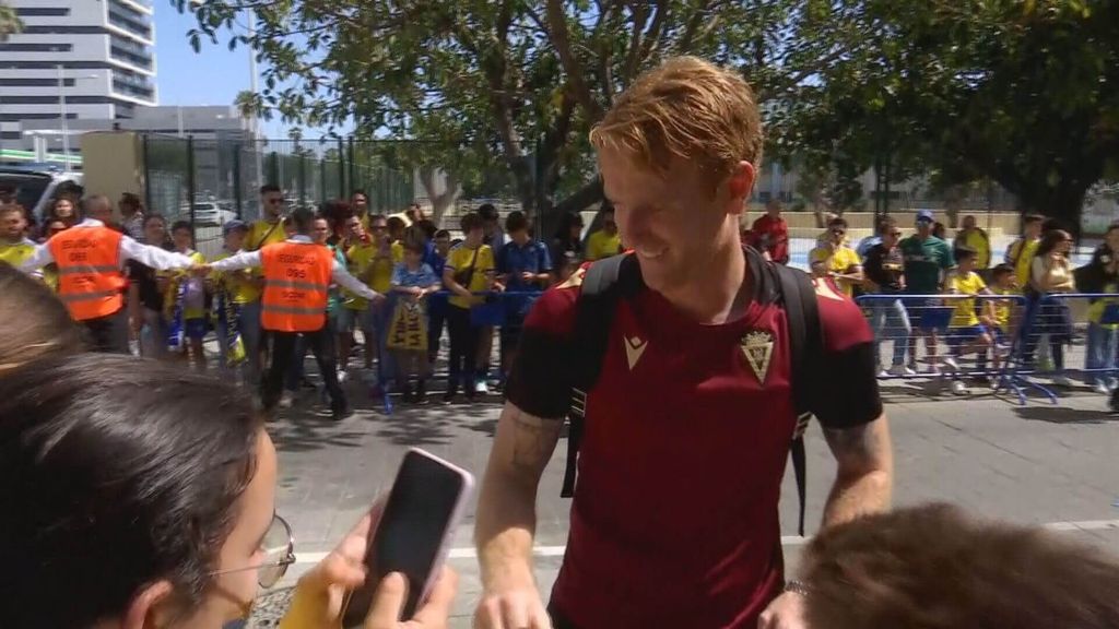 Los jugadores se vuelcan con la afición del Cádiz: el “sí” de Álex Fernández, los problemas de seguridad y la ilusión cadista