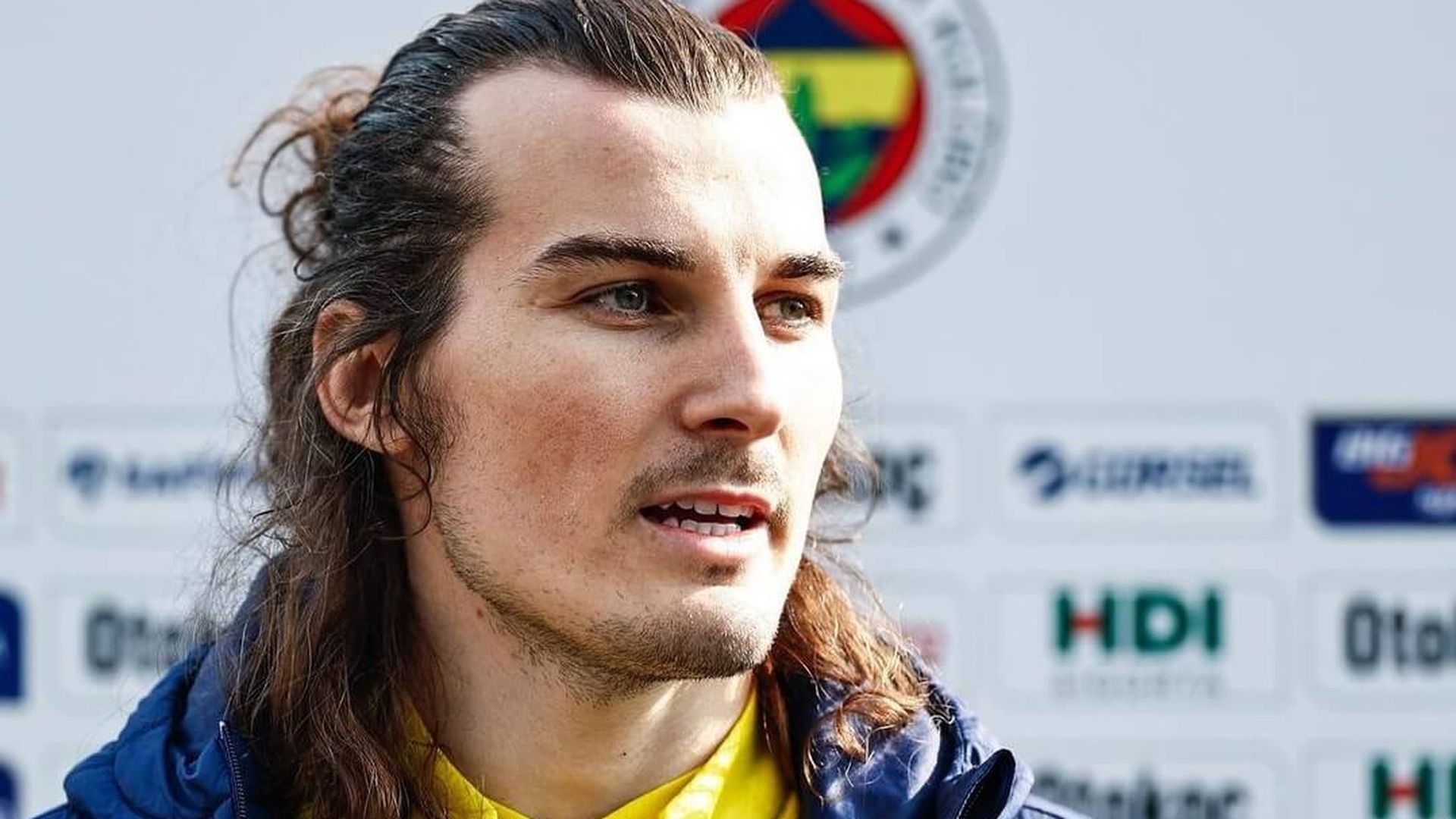 caglar_soyuncu_atendiendo_a_los_medios_como_jugador_del_fenerbahce_foto__fenerbahce_001.jpg