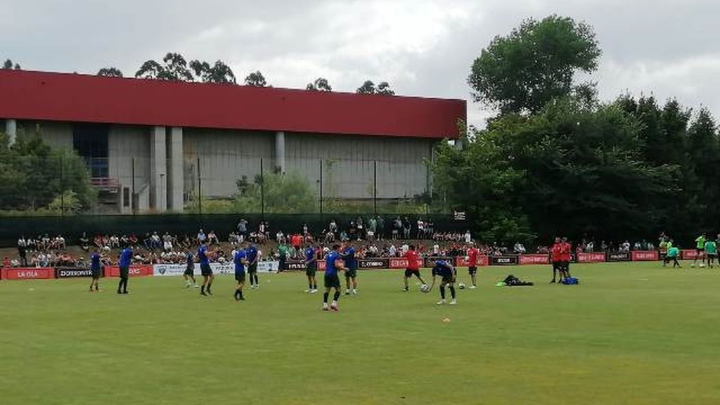 Los jugadores del Athletic saltan al terreno de juego para enfrentarse al Arenas