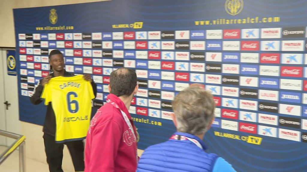 Eduardo Camavinga posa con la camiseta de Capoue al abandonar el Estadio de la Cerámica