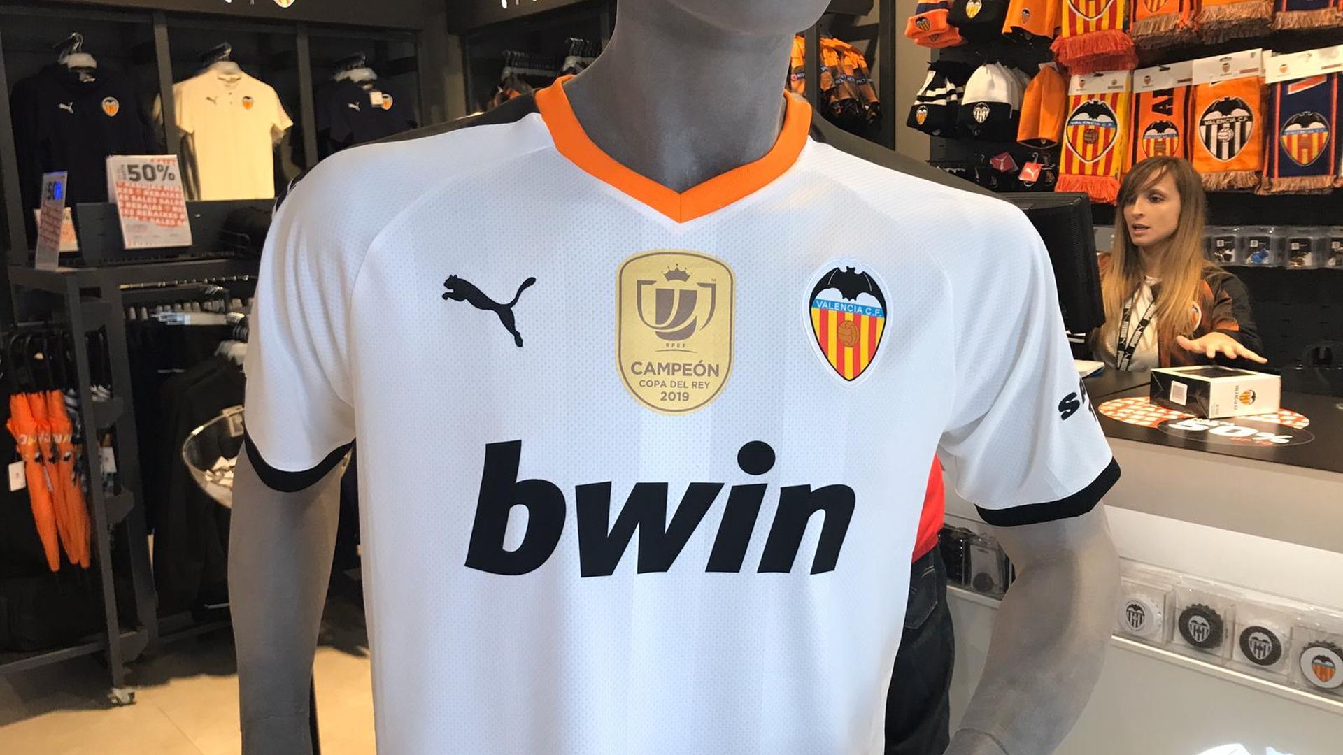 camiseta_del_valencia_cf_con_la_insignia_de_campeon_de_copa_del_rey.jpeg