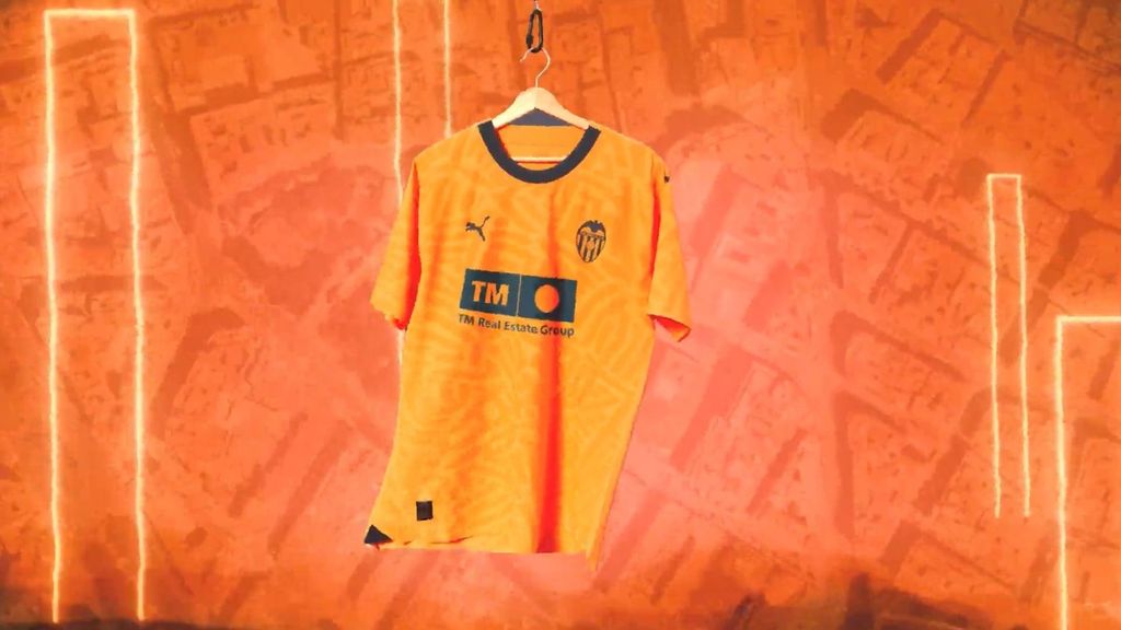 El valencia presenta su tercera camiseta naranja