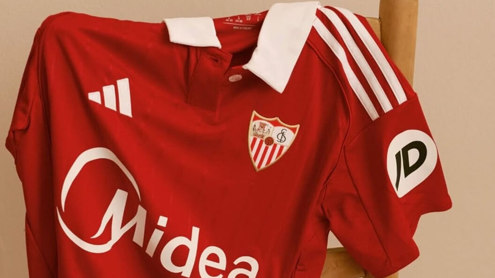 camiseta_roja_sevilla_001.jpg camiseta_roja_sevilla_001.jpg