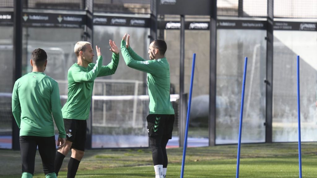 Entrenamiento del Betis con las ausencias de Rodri y Borja Iglesias