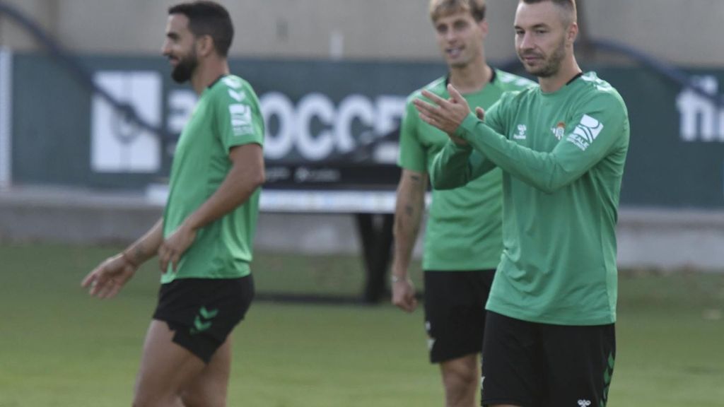 El Betis continúa preparando el partido frente a la Roma tras su empate en Valladolid