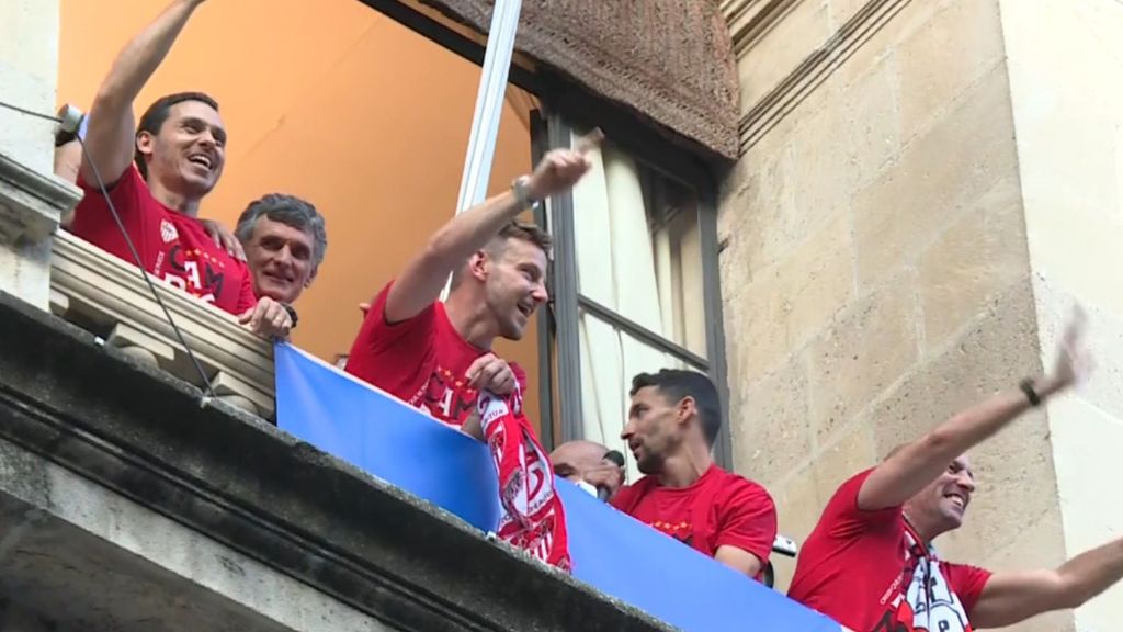 (Mediaset) Rakitic y Navas el cantan al míster en el Ayuntamiento: "Mendilibar, me lleva a Budapest, me lleva a Budapest"