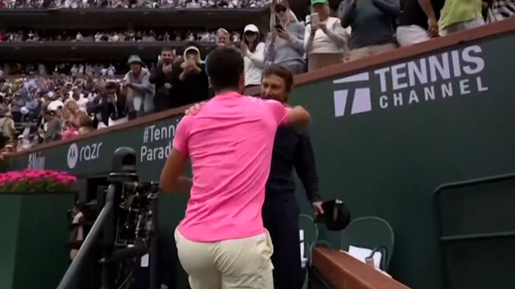 (Mediaset) El abrazo entre Alcaraz y Ferrero nada más ganar el título de Indian Wells y recuperar el número uno: "Lo hemos hecho"