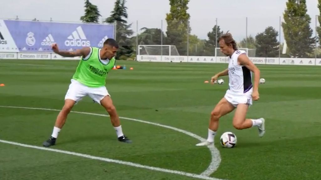 (Mediaset) Modric no puede superar a Ceballos en un uno contra uno ante la atenta mirada de Ancelotti: “¡Sé el primero, Dani!”