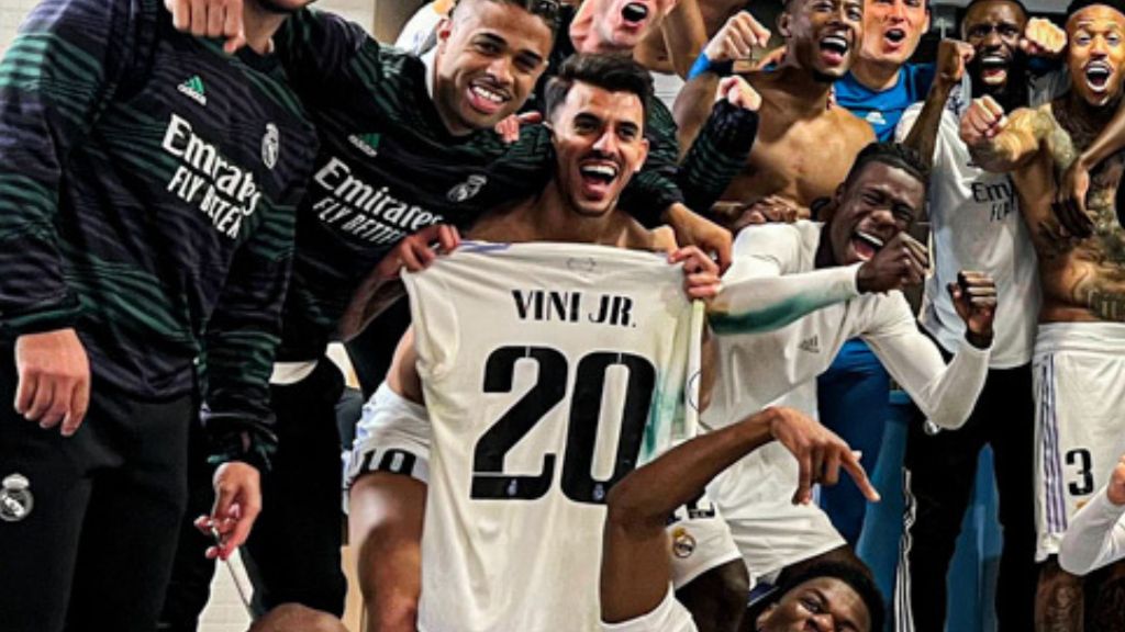 (Mediaset) De los bailes a Ceballos con la camiseta de Vinicius: la celebración del Madrid en el vestuario del Camp Nou
