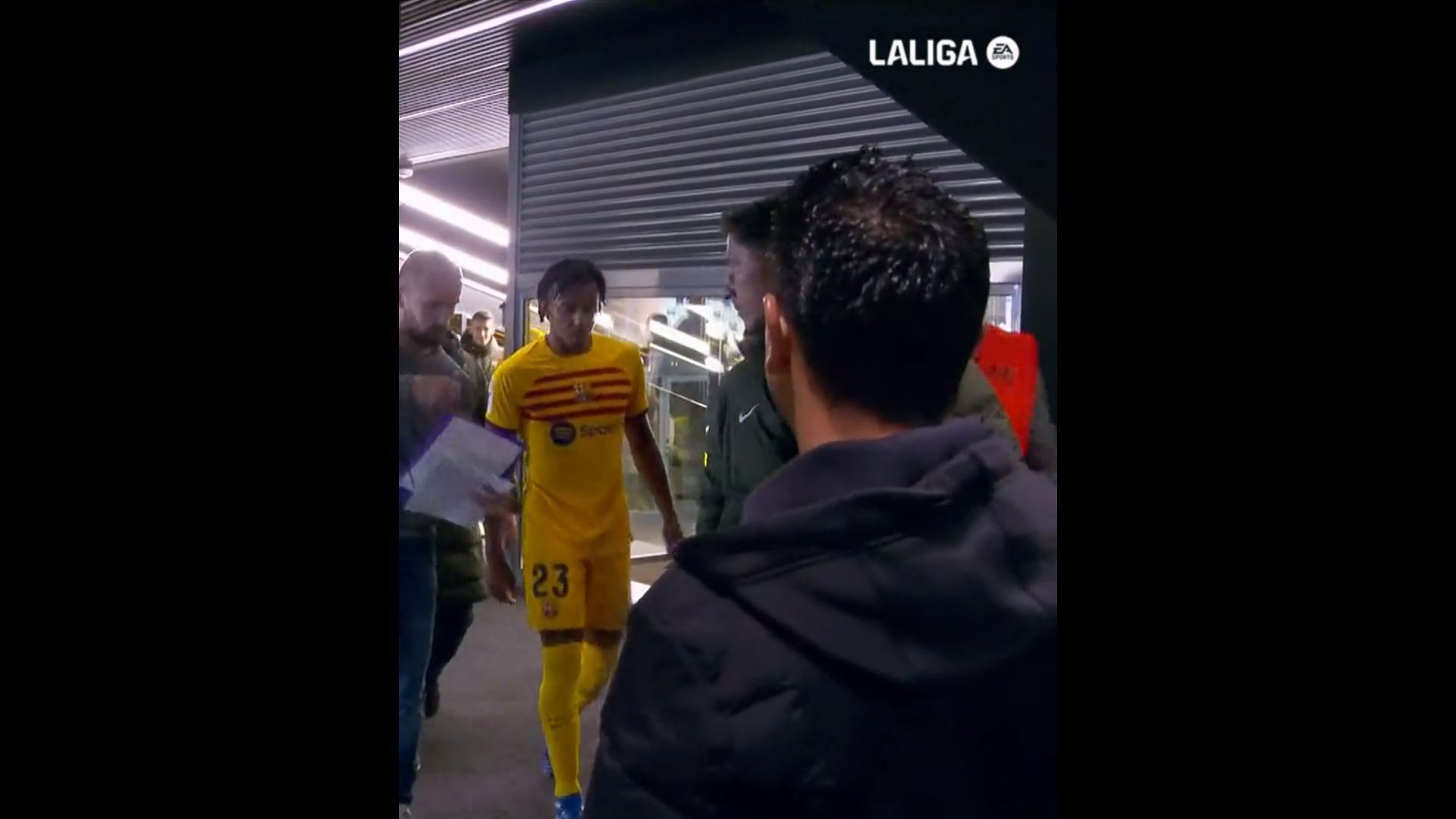 captura_de_laliga_de_la_llegada_de_los_jugadores_al_vestuario_con_xavi.png captura_de_laliga_de_la_llegada_de_los_jugadores_al_vestuario_con_xavi.png