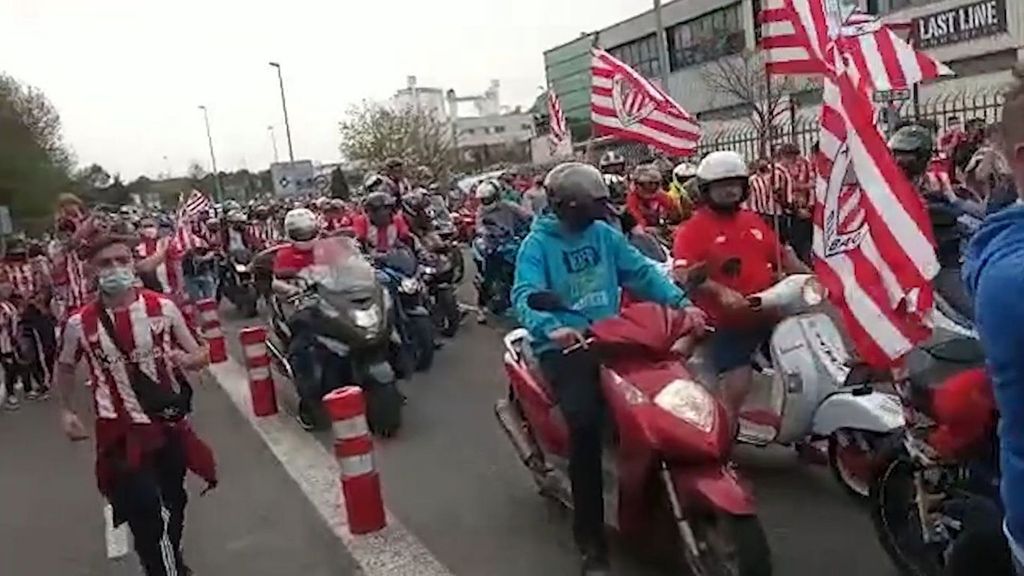 BRUTAL AFICIÓN: Los 'leones' siguen el autobús del Athletic para alentar a los suyos